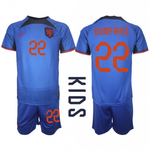 Otroški Nogometni dresi Nizozemska Denzel Dumfries #22 Gostujoči SP 2022 Kratek Rokav (+ Kratke hlače)